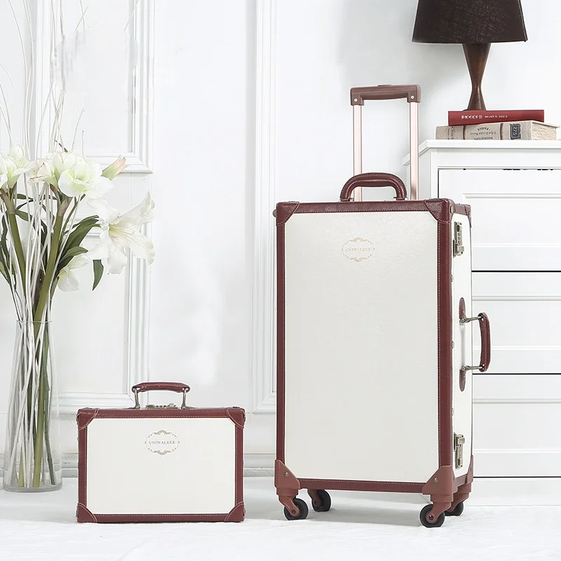 Person rollt Retro Hartschalenkoffer mit Leichtigkeit. Stilvolles Vintage Reisegepäck für modernen Komfort.