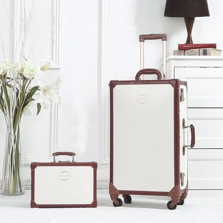 Person rollt Retro Hartschalenkoffer mit Leichtigkeit. Stilvolles Vintage Reisegepäck für modernen Komfort.