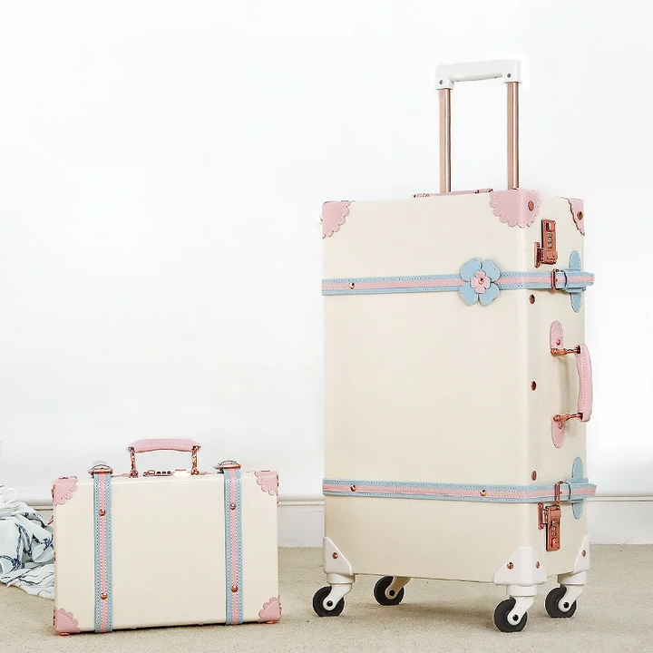 Drei Retro Hartschalenkoffer gestapelt. Elegantes Kofferset für Vintage Reiseerlebnisse & stilvolles Gepäck.