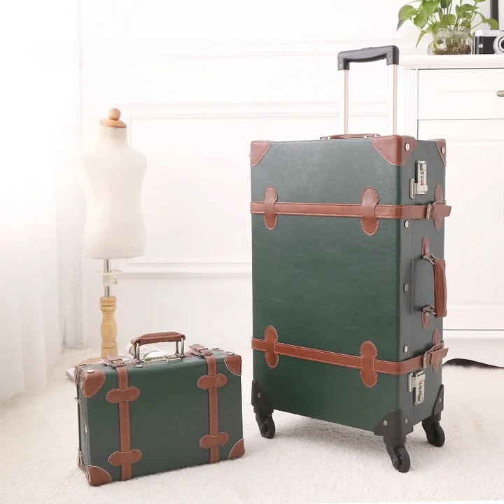 Robuste Rollen am Retro Hartschalenkoffer. Leichter Transport für stilvolles Reisegepäck & Urlaub.