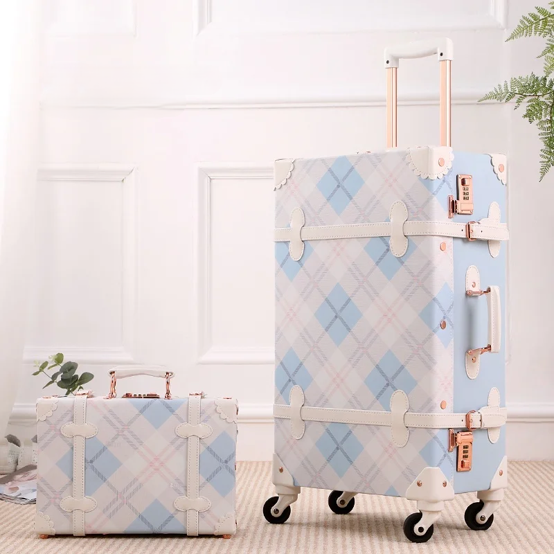 Organisiertes Innenleben eines Retro Hartschalenkoffers. Praktisches Vintage Reisegepäck für Ordnung.