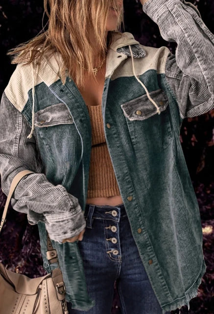 Stylische Damen Kurzjacke (Shacket) mit Knopfleiste & Brusttaschen für Herbst & Frühling. Perfekt für Casual Streetstyle.