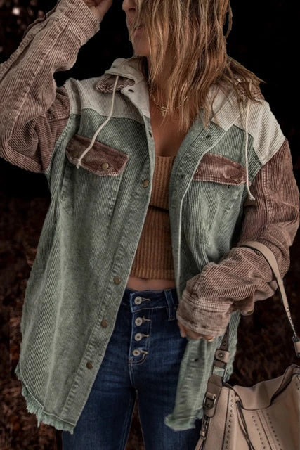 Trendige Damen Shacket in Grün mit Knopfleiste & Taschen. Lässige Übergangsjacke für Herbst- und Frühlingsoutfits.