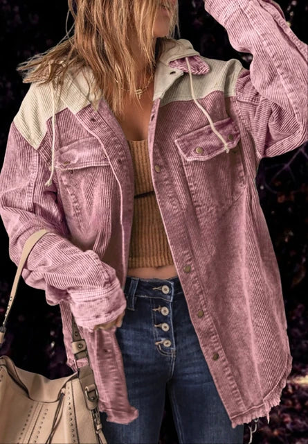 Vielseitige cropped Damen Jacke in Rosa mit Knopfleiste & zwei Brusttaschen. Ideal für lässige Streetstyle-Looks im Herbst.