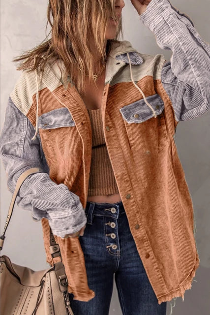 Modische Kurzjacke für Damen in Blau mit Knopfleiste, seitlichen Taschen. Perfekte Herbstjacke für einen modernen Look.