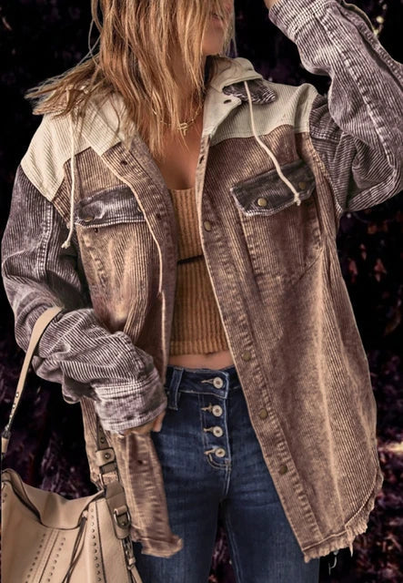 Lässige Damen Übergangsjacke (Shacket) in Braun. Kurze Jacke mit Knöpfen & Brusttaschen für Herbst und Frühling.