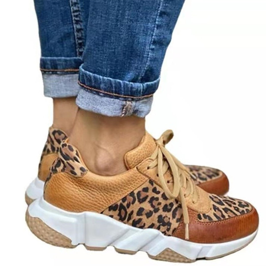 Trendige Damen-Schuhe: Leopardenmuster-Sneaker mit Schnürung, stylisch & bequem für den Frühling.