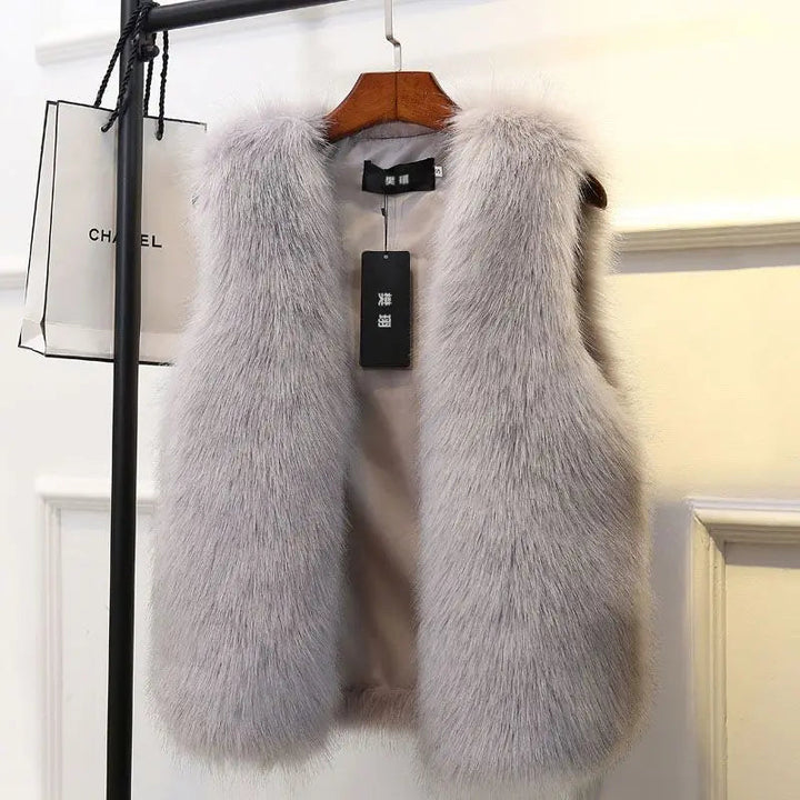 Detailaufnahme einer wärmenden Damenweste. Elegantes Design für stylische Layering-Looks im Winter.