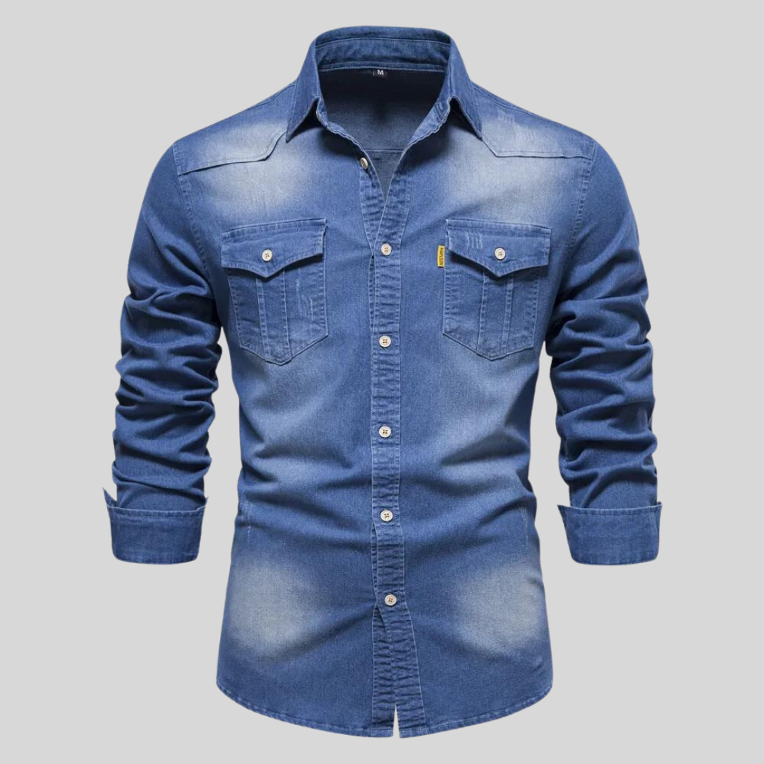 Lässiges Herren-Jeanshemd in Hellblau, Langarm. Bequemes Freizeithemden für stylische Männer in der Winter Mode.