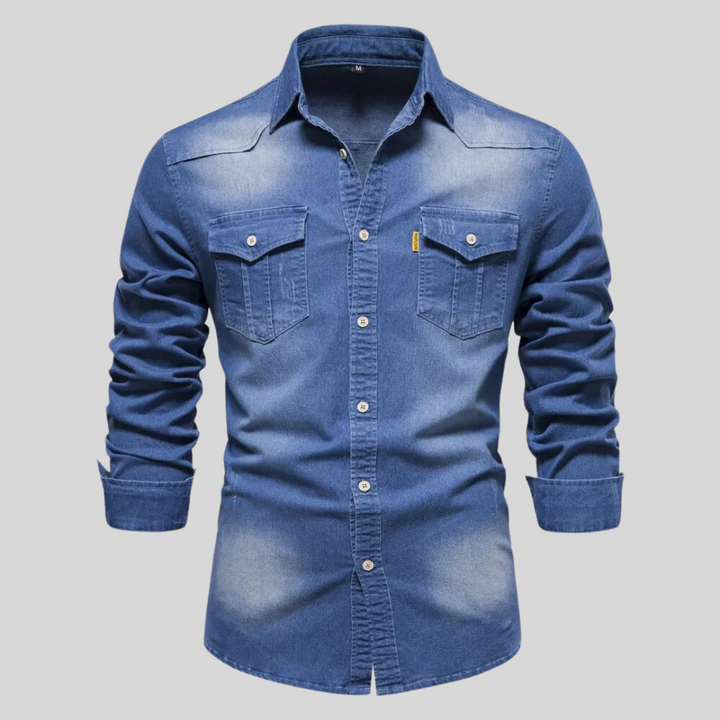Lässiges Herren-Jeanshemd in Hellblau, Langarm. Bequemes Freizeithemden für stylische Männer in der Winter Mode.