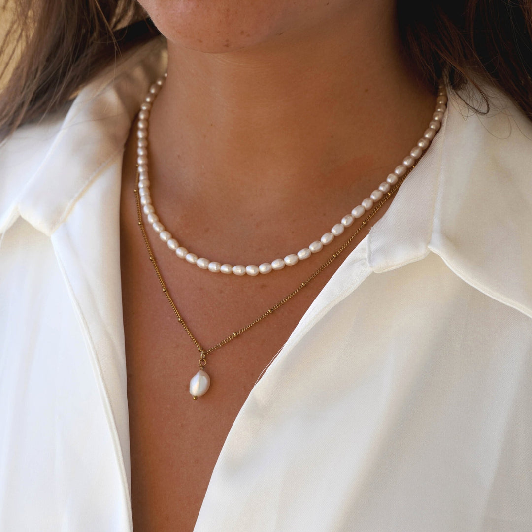 Goldenes Damen Schmuckset mit Perlen und Layering Halsketten im eleganten Design