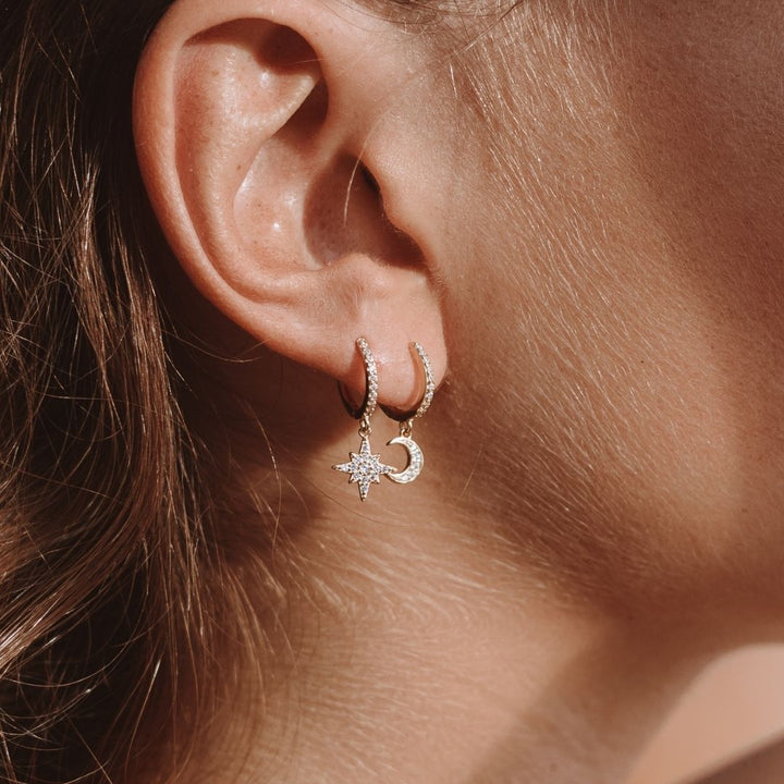 Damen Ohrringe mit Mond und Stern Anhänger in Gold am Ohr