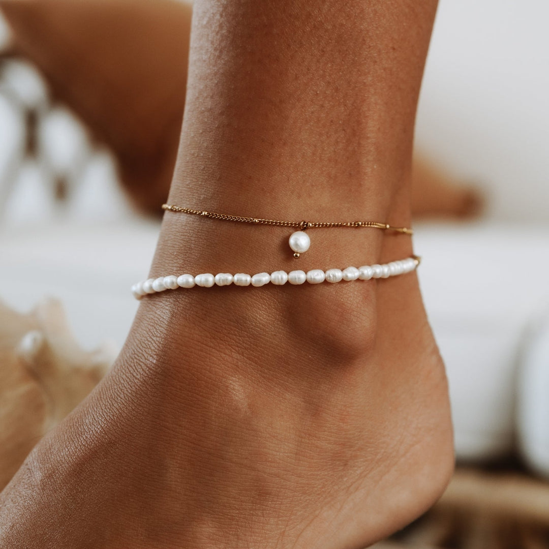 Damen Fußkettchen Gold, wasserdichter Sommerschmuck. Schimmerndes Accessoire für stilvolle Sommerlooks.