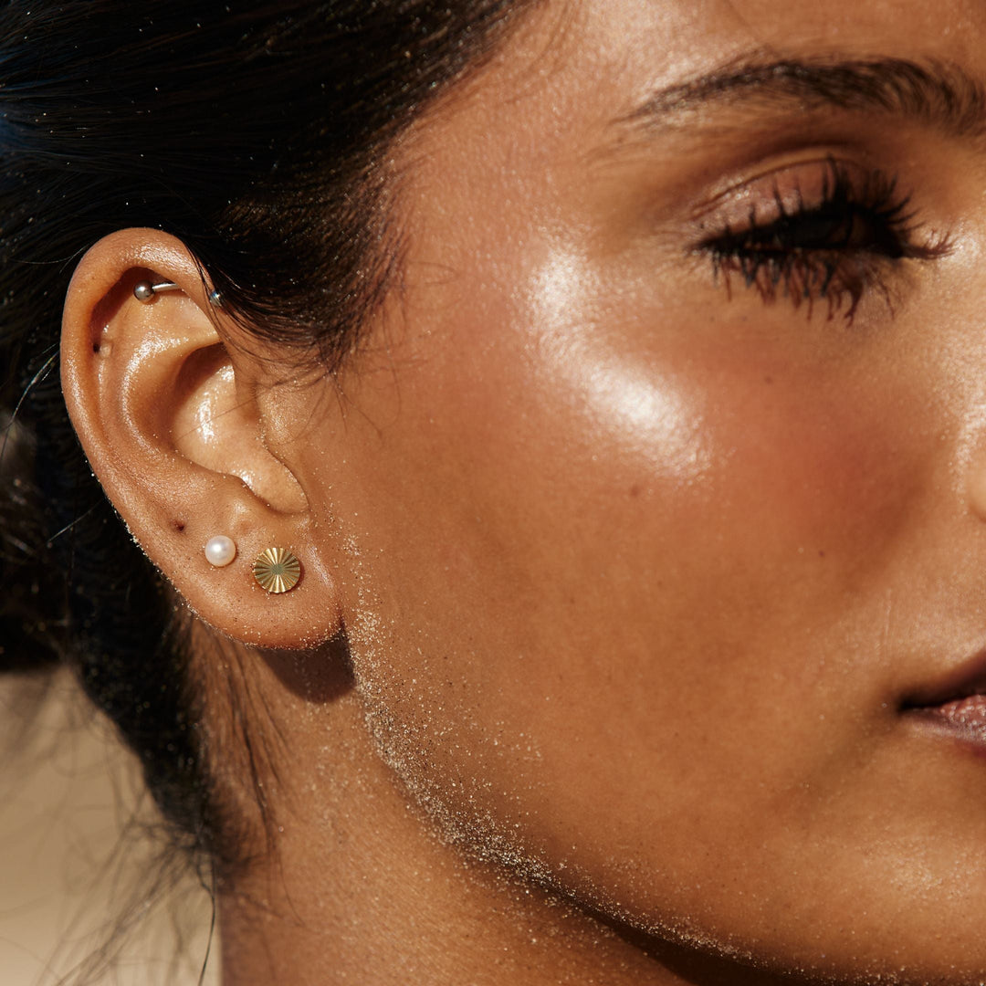 Minimalistische Damen Ohrstecker in Sonnenform aus Gold Detailansicht