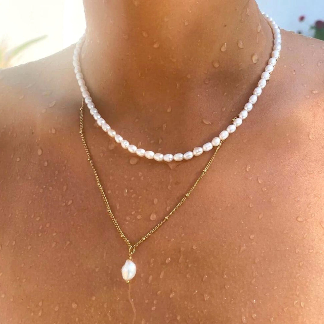 Vollständiges Schmuckset für Frauen mit goldenen Ketten und edlen Perlen