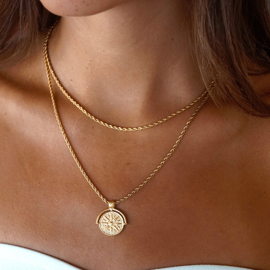 Nahaufnahme eines Damen Halsketten Sets in Gold mit Sonnenanhänger und Rope Chain, getragen