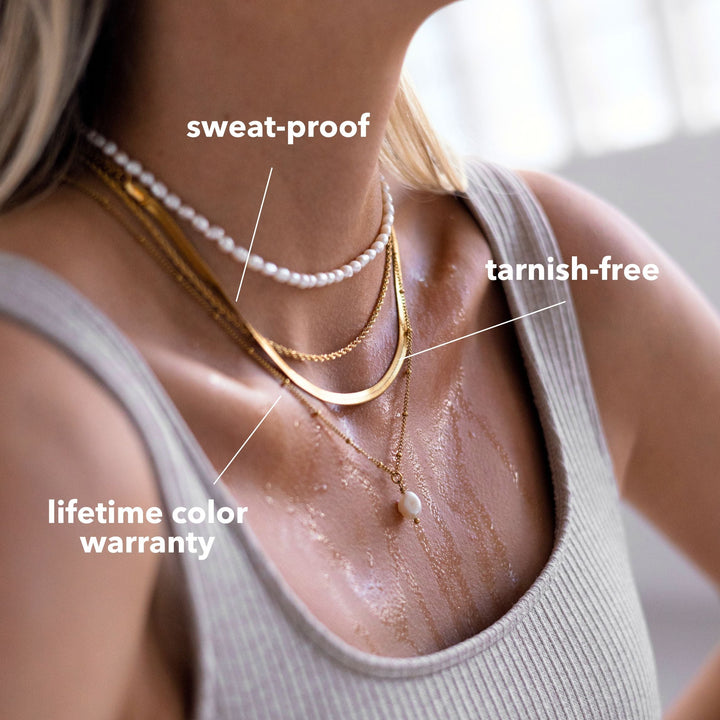 Mehrere filigrane Halsketten im Layering Look am Dekolletee