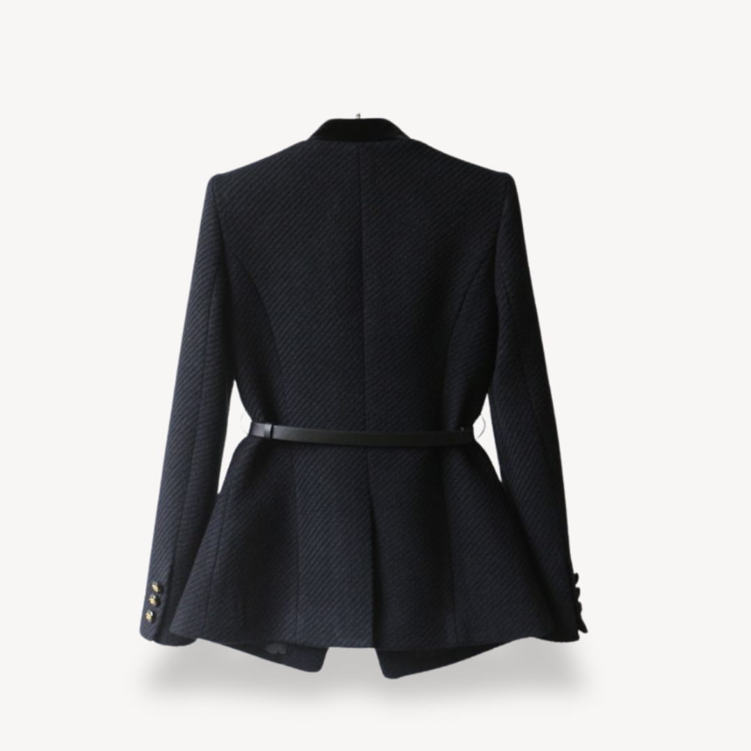 Eleganter Damen Business Blazer, tailliert, mit stilvollem Gürtel und Knopfdetails. Strukturierter Winter Blazer.