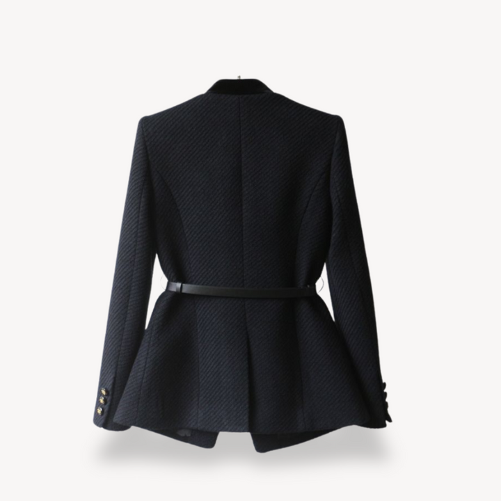 Eleganter Damen Business Blazer, tailliert, mit stilvollem Gürtel und Knopfdetails. Strukturierter Winter Blazer.