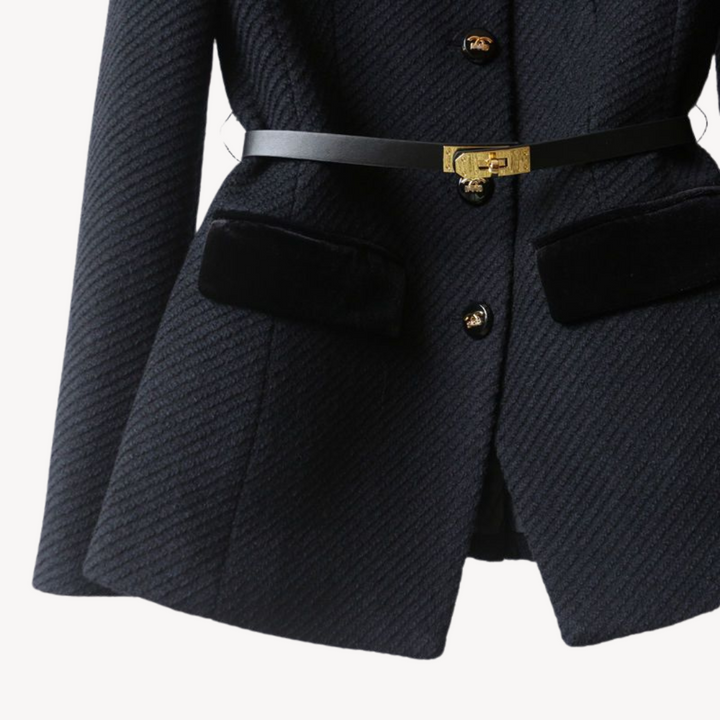 Klassischer Damen Blazer mit Gürtel und elegantem Knopfverschluss. Maßgeschneidert, vielseitig für Business & Freizeitmode.