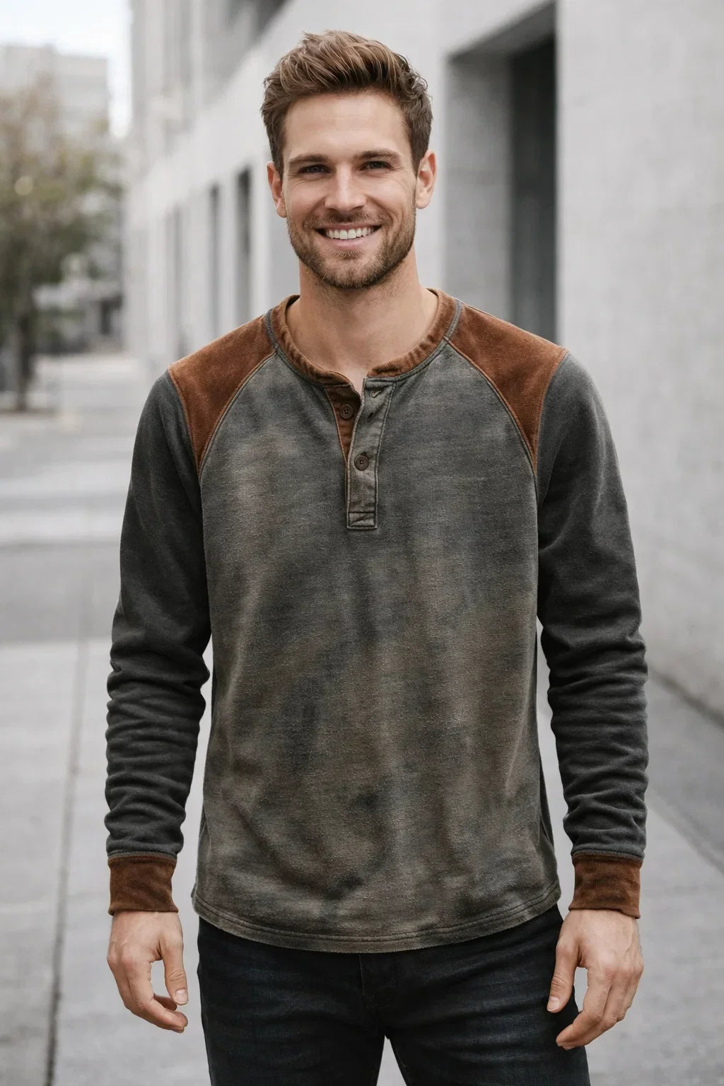 Herren Langarmshirt in Grau pastell mit Knopfleiste vorne im urbanen Umfeld
