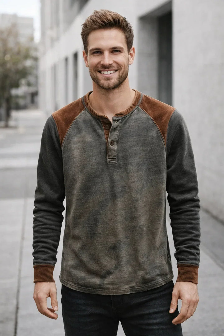 Herren Langarmshirt in Grau pastell mit Knopfleiste vorne im urbanen Umfeld