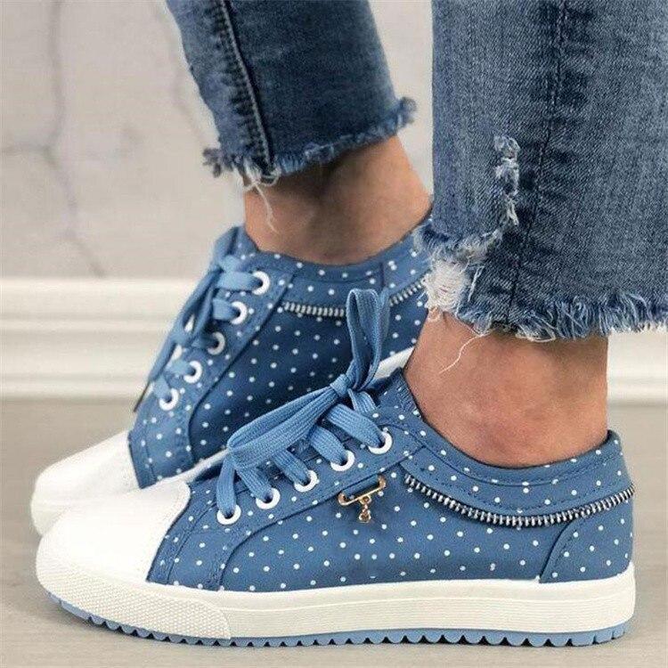 Hellblaue Damen Sneakers mit Punkten, bequeme Schnürschuhe für die Freizeit