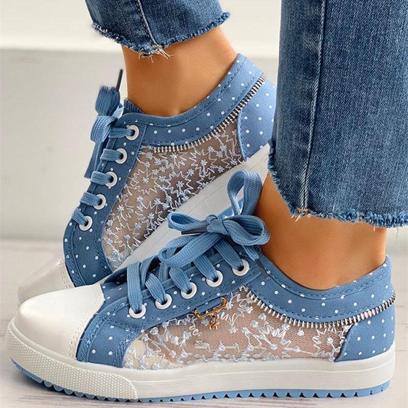 Detailansicht der hellblauen Damen Sneaker mit Mesh-Einsatz