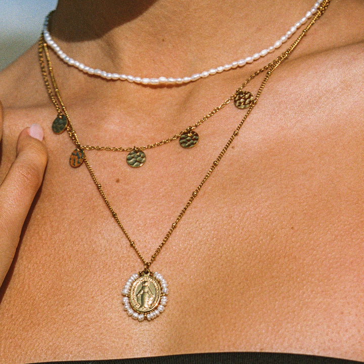 Damen Perlenkette in Gold am Hals getragen als eleganter Schmuck