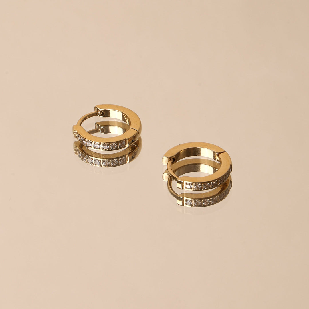 Silberne kleine Ohrringe mit Zirkonia Besatz, wasserfester Damenschmuck