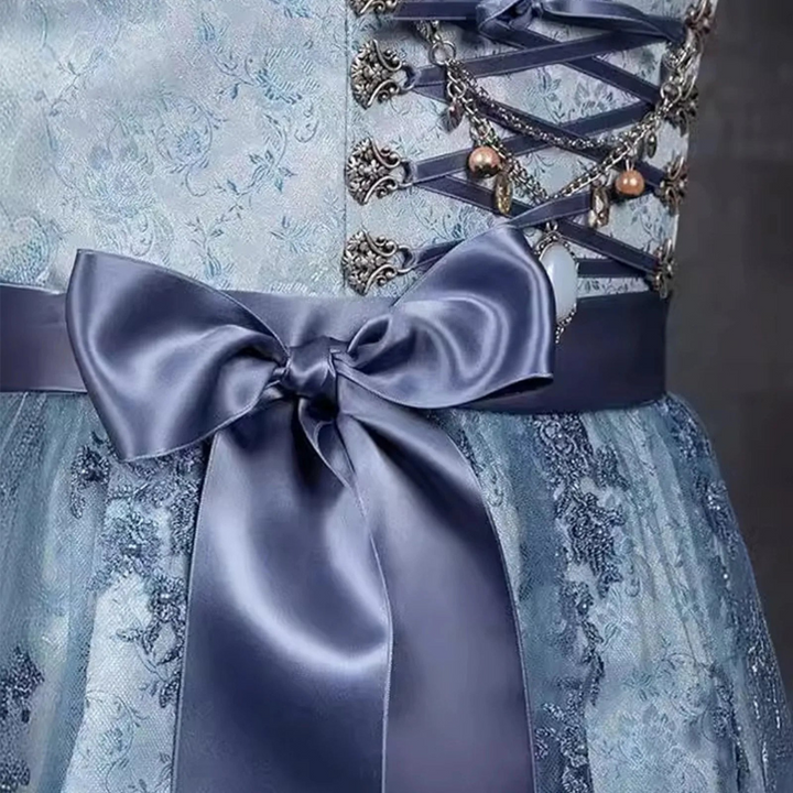 Festliches Damen Trachtenkleid im traditionellen bayerischen Stil, blaues Dirndl mit Schürze für Oktoberfest Eleganz.