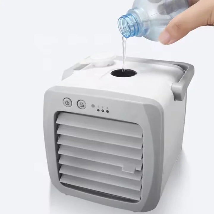 Mini-Luftreiniger & Luftbefeuchter mit Aromatherapie-Funktion; sorgt für erfrischtes, sauberes Raumklima.