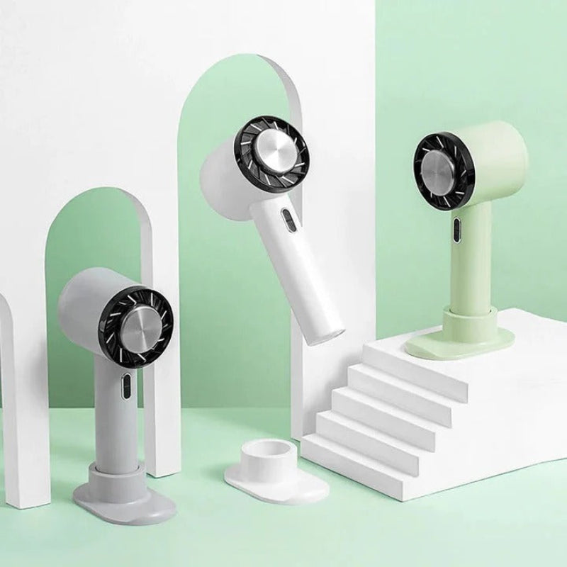 Nahaufnahme des USB-Anschlusses am wiederaufladbaren Desktop Ventilator, bereit für den Einsatz im Büro.