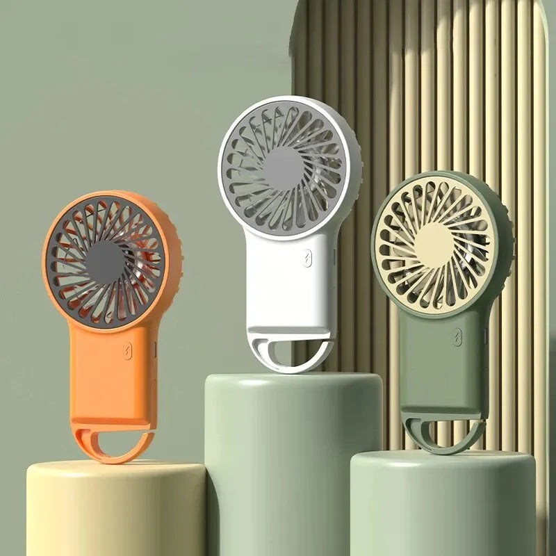 Robuster USB-Ventilator mit Metall-Finish, bietet leise Luftzirkulation und ist tragbar für jede Situation.