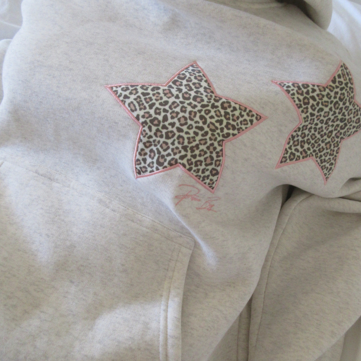 Modischer Damen Hoodie mit einzigartigem Leoparden- & Sternenmuster, perfekt für bequeme Alltags-Outfits.