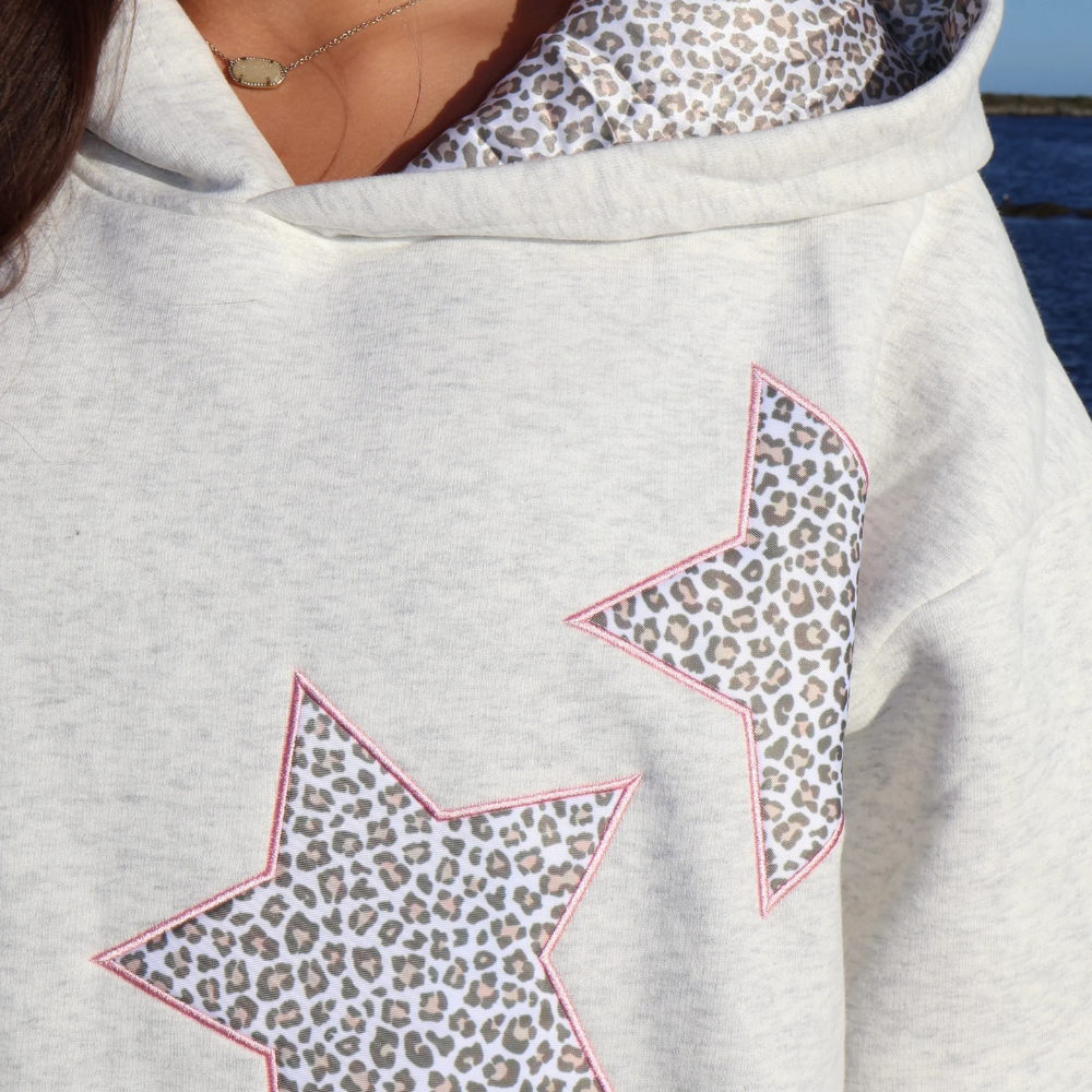 Gemütlicher Damen Hoodie mit trendigem Leoparden- & Sternen Grafikprint. Der lässige Pullover bietet Komfort.
