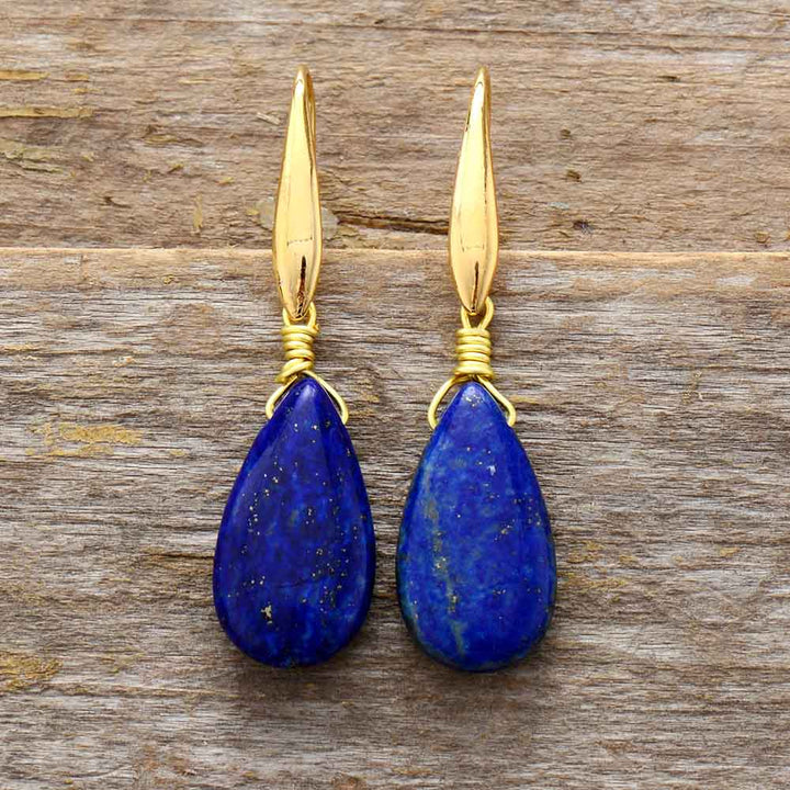 "Tropfenförmige, tiefblaue Lapis-Ohrringe aus Naturstein und vergoldetem Silber, elegant handgefertigter Schmuck."