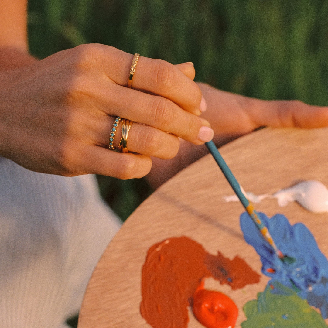 Wasserfester Goldschmuck Ring mit Türkis im Detail präsentiert