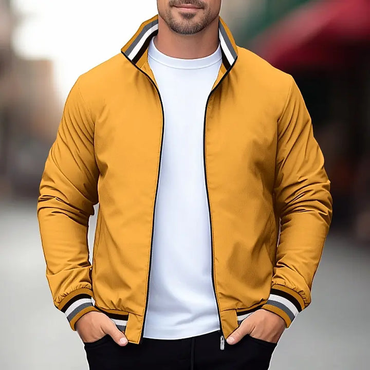 "Übergangsjacke Herren aus Leder, sportlich-elegant, in Armeegrün, mit schützendem Kragen und praktischen Taschen."
