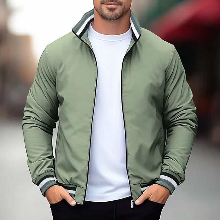 "Übergangsjacke Herren aus Leder, sportlich-elegant, in Armeegrün, mit schützendem Kragen und praktischen Taschen."
