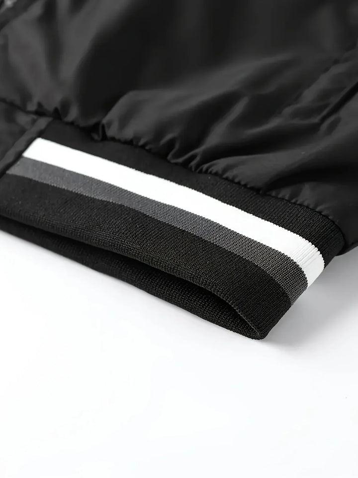 "Übergangsjacke Herren aus Leder, sportlich-elegant, in Armeegrün, mit schützendem Kragen und praktischen Taschen."