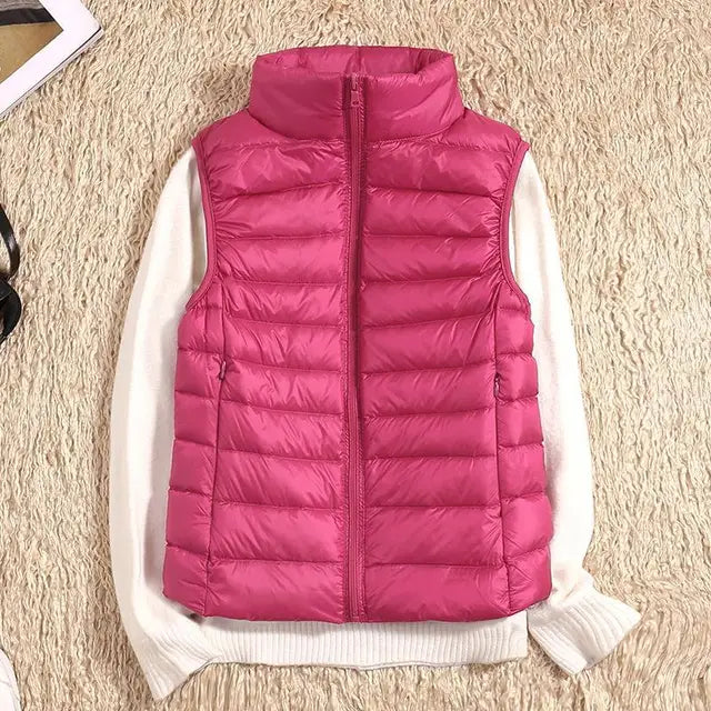 Perfekte ultraleichte Daunenweste für Damen, ideal zum Layern, warm und bequem, für kühle Übergangszeiten.