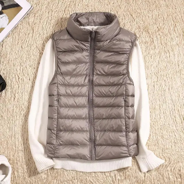 Bequeme, leichte Damenweste mit Daunenfüllung, ärmellos, perfekt als vielseitige Übergangsjacke für Frauen.