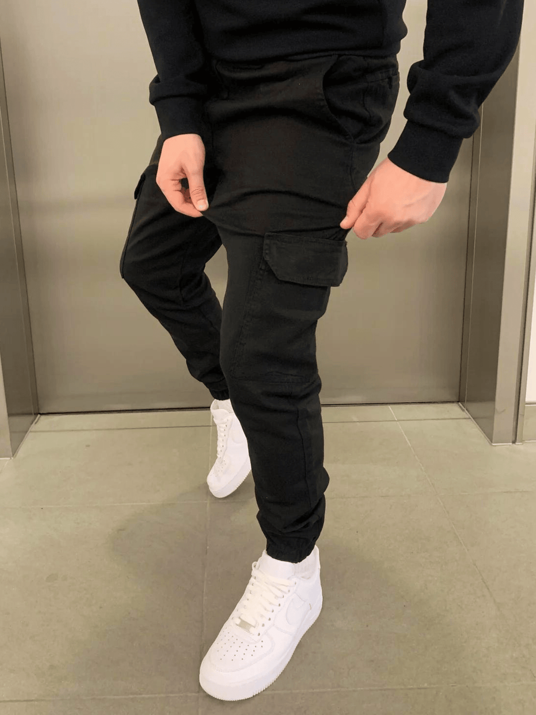 Bequeme Unisex Cargo Jogger Hose aus weichem Stoff. Modische Freizeithose für Alltag, Sport & urbanen Streetwear-Look.