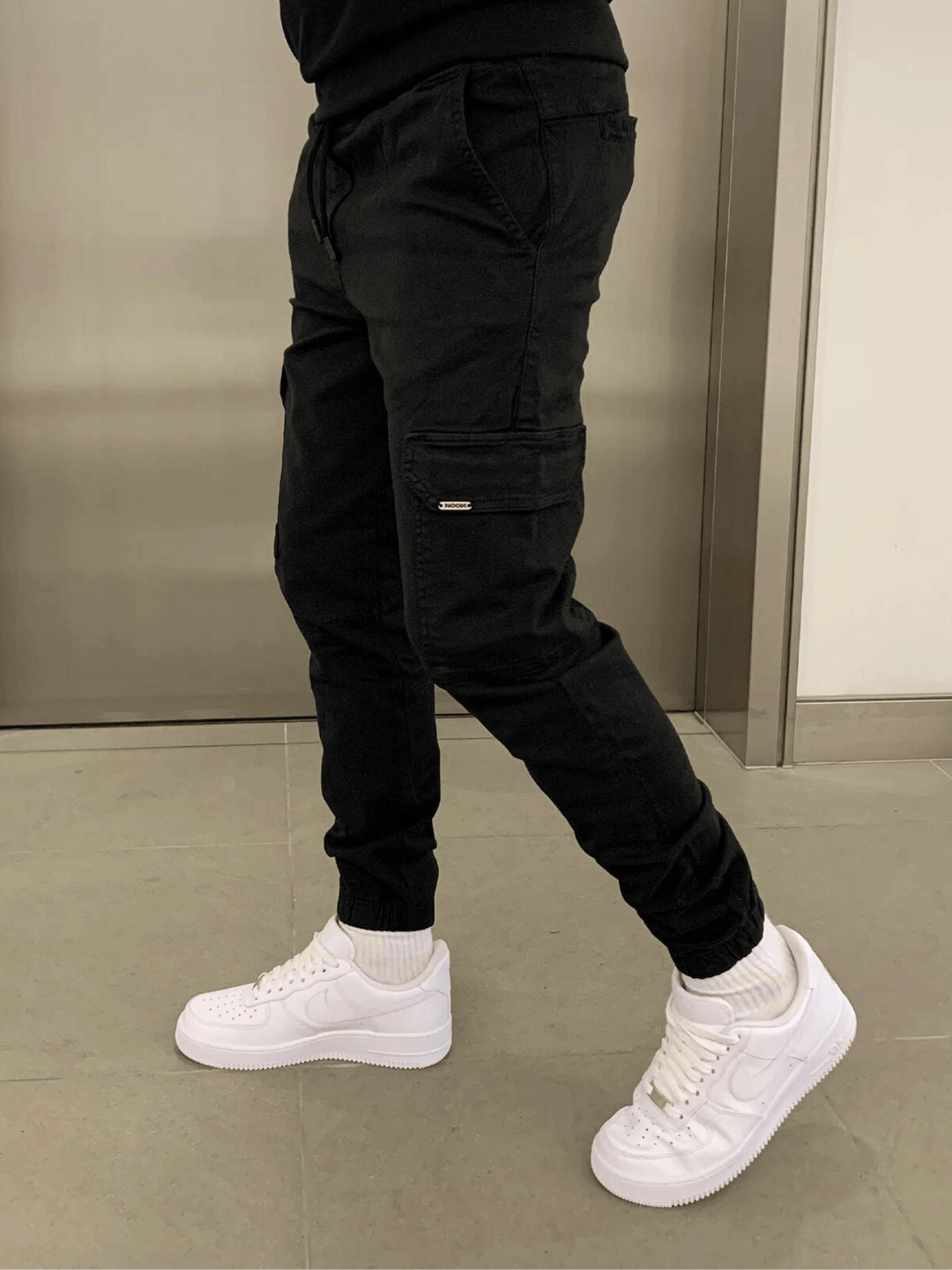 Praktische Unisex Cargo Jogger Hose mit mehreren Taschen. Stylische Freizeithose im urbanen Look, perfekt für Streetwear.