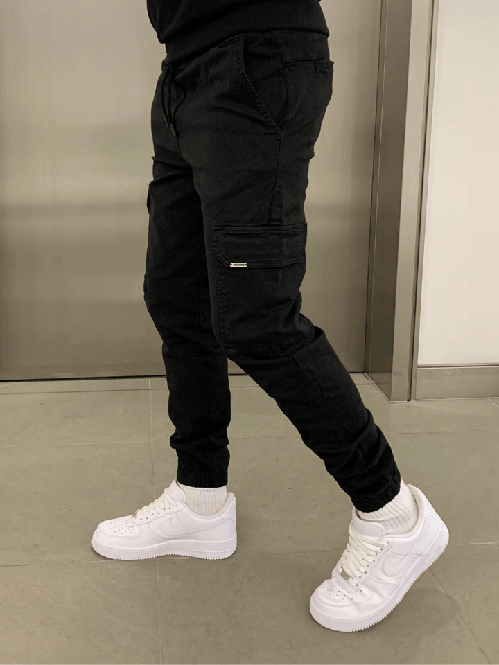 Praktische Unisex Cargo Jogger Hose mit mehreren Taschen. Stylische Freizeithose im urbanen Look, perfekt für Streetwear.
