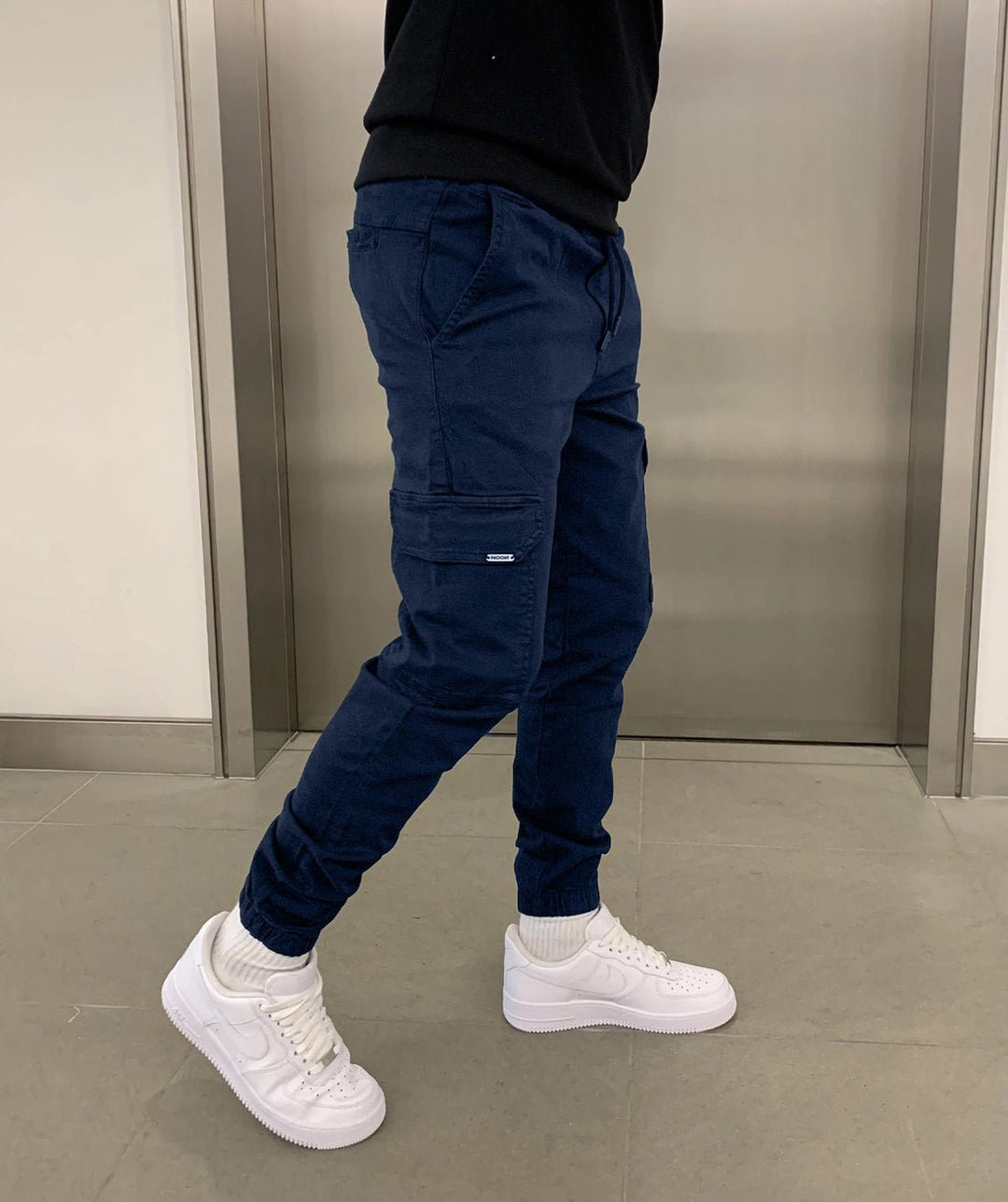 Komfortable Unisex Cargo Jogger Hose aus angenehmem Material. Modische Freizeitmode im urbanen Stil, sehr praktisch.