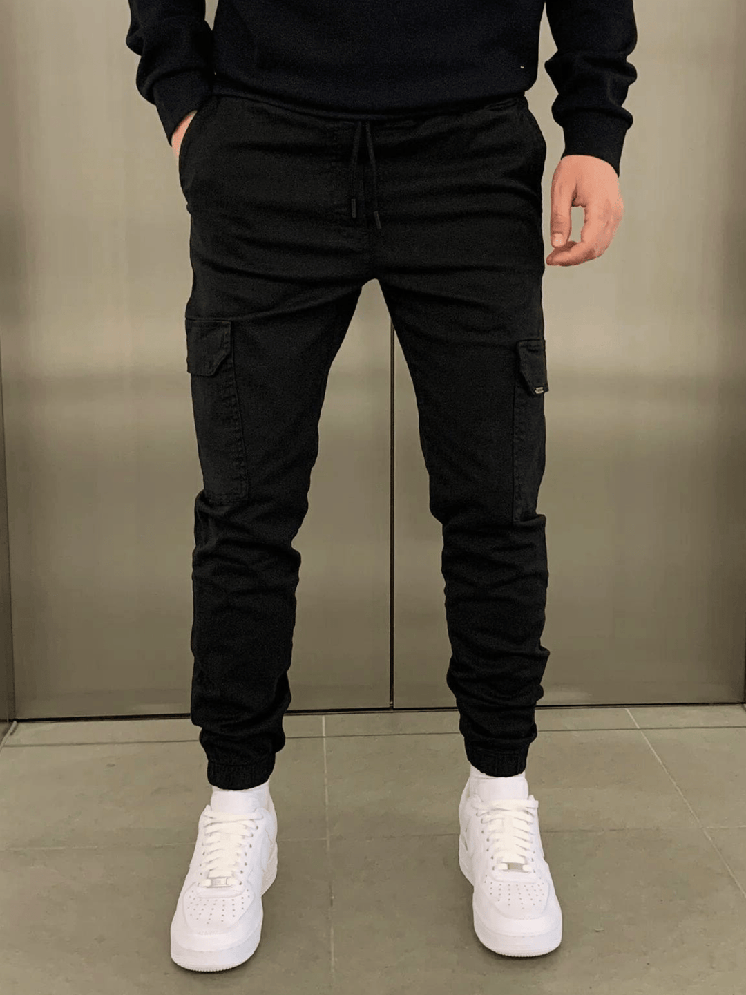 Sportliche Unisex Cargo Jogger Hose für dynamischen urbanen Stil. Praktische Streetwear-Hose mit bequemer Passform.