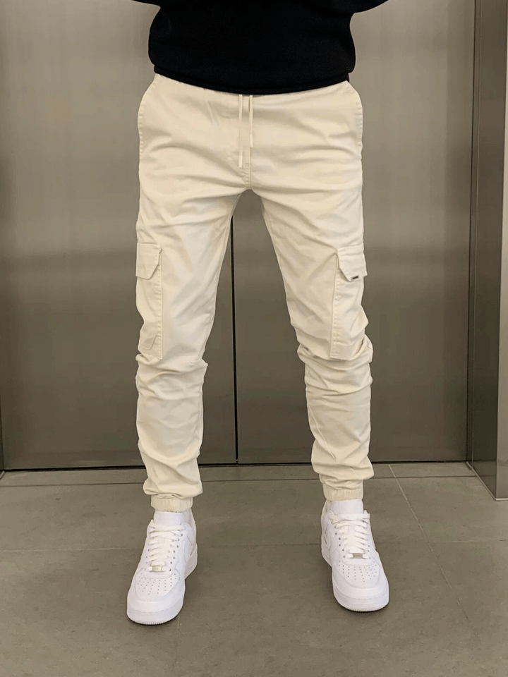 Modische Unisex Cargo Jogger Hose mit elastischen Bündchen. Praktische Freizeithose für urbanen Streetwear-Look.