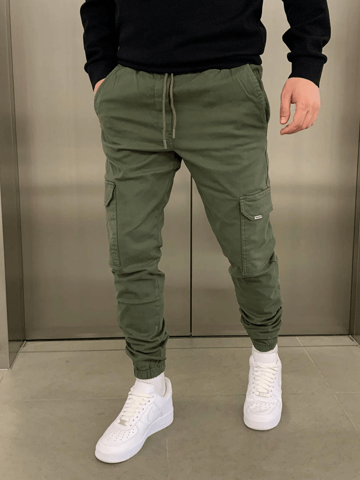 Funktionale Unisex Cargo Jogger Hose mit großzügigen Taschen. Modische Freizeithose kombiniert Komfort & urbanen Stil.